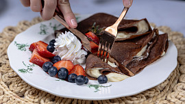 Čokoládové palačinky s tvarohovým krémem a ovocem: Vychutnejte si dokonalost