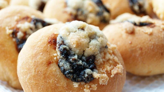 Koláčky jako kynuté, ale bez kynutí: Výtečně chutnají s tvarohovou náplní a drobenkou