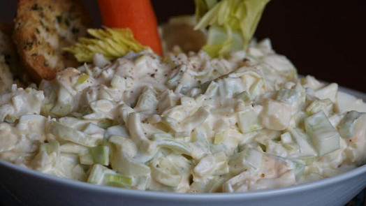 Řapíkatý celer chutná syrový i tepelně upravený. V osvěžujících salátech je luxusní