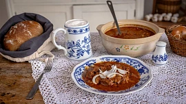 Chyby při vaření hovězího guláše: Vsaďte na kvalitu a dopřejte masu dostatek času