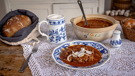 Chyby při vaření hovězího guláše: Vsaďte na kvalitu a dopřejte masu dostatek času