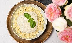 Jak udělat krémovou sýrovou omáčku? A k čemu se hodí? Radíme začátečníkům