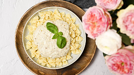 Jak udělat krémovou sýrovou omáčku? A k čemu se hodí? Radíme začátečníkům