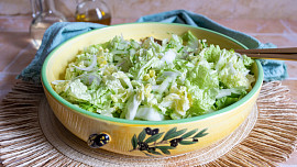 Salát z pekingského zelí podle videa: Ochutnejte jednoduché osvěžení z minima surovin