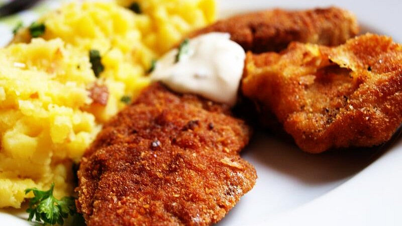 Jak smažit játra? Obalená v trojobalu výtečně chutnají s bramborovou kaší