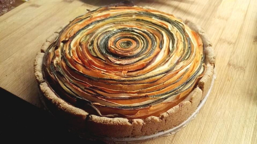 Slaný koláč s cuketou vypadá jako dort, když si s ozdobením trochu pohrajeme