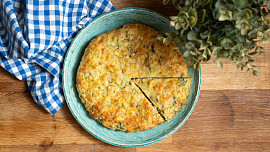 Cuketový koláč chutná teplý i studený. Výtečný je s cibulí, mozzarellou a česnekem