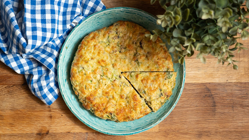 Cuketový koláč chutná teplý i studený. Výtečný je s cibulí, mozzarellou a česnekem