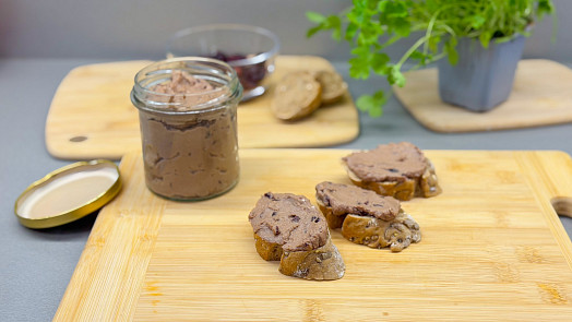Domácí paštika z drůbežích jater voní fantasticky. Naučte se ji s videonávodem