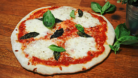 Jak připravit pizzu jako z italské restaurace? Nespěchejte, vsaďte na kynuté těsto