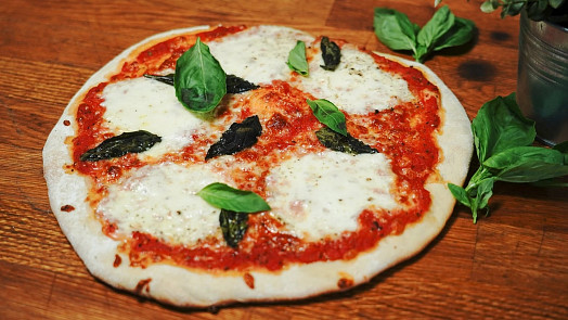 Jak připravit pizzu jako z italské restaurace? Nespěchejte, vsaďte na kynuté těsto