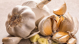 Čím nahradit česnek v pokrmech? Kromě šalotky a pažitky jsou i jiné možnosti