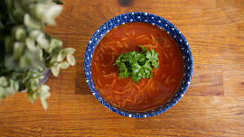 Rajčatová polévka pro děti: Jak rychle a efektivně připravit večeři pro ty nejmenší