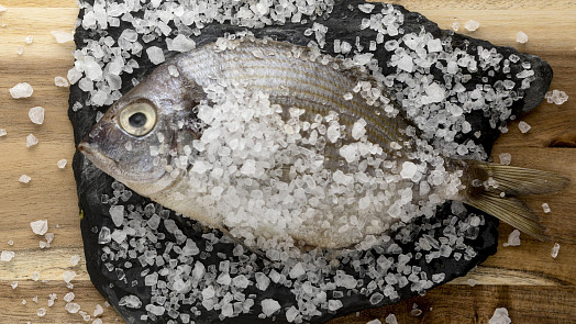 K čemu lze použít kuchyňskou sůl? Kromě dochucení jídel má mnoho dalších využití