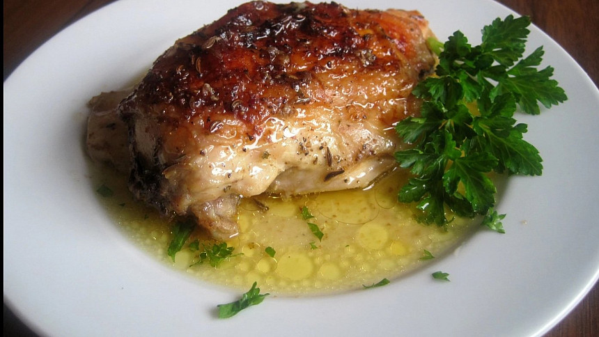 Jak připravit pečené kuře? Snadný recept se šťavnatým masem a křupavou kůrkou