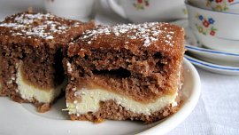 Jak upéct himalájské řezy? Oblíbenou hrnkovou buchtu s tvarohem zvládne každý