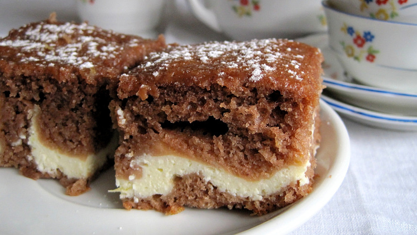 Jak upéct himalájské řezy? Oblíbenou hrnkovou buchtu s tvarohem zvládne každý