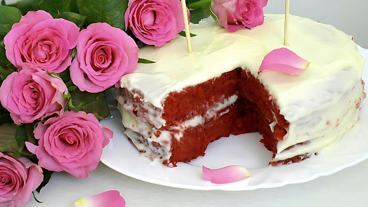 Dort Red Velvet: Jak připravit moučník z červeného těsta, ozdobený bílým krémem