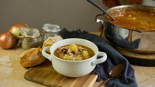 Tradiční zelňačka zahřeje i zasytí. Připravte si ji jednoduše podle videonávodu