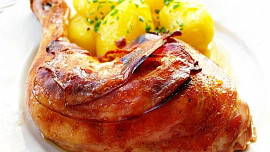 Jak připravit pečené kuře? Snadný recept se šťavnatým masem a křupavou kůrkou