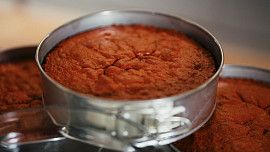 Proč polévat korpus Red Velvet? Sladkým rozvarem zlepšíme chuť a vláčnost dortu