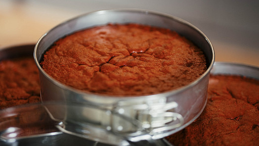 Proč polévat korpus Red Velvet? Sladkým rozvarem zlepšíme chuť a vláčnost dortu