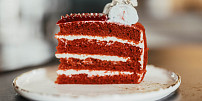 Red Velvet je ikonický červený dort. Krém má bílou barvu a mírně nakyslou chuť