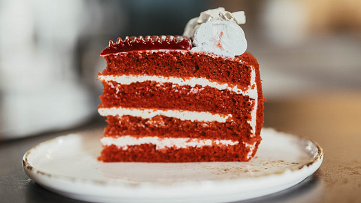 Red Velvet je ikonický červený dort. Krém má bílou barvu a mírně nakyslou chuť