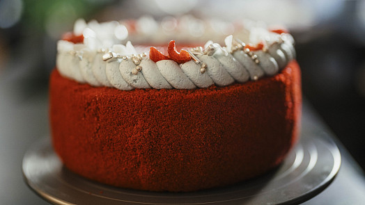 Dort Red Velvet: Jak připravit moučník z červeného těsta, ozdobený bílým krémem