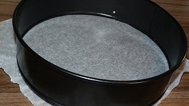 Jak vyložit kulatou dortovou formu pečicím papírem: Poradíme vám několik možností