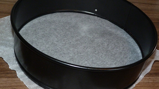 Jak vyložit kulatou dortovou formu pečicím papírem: Poradíme vám několik možností