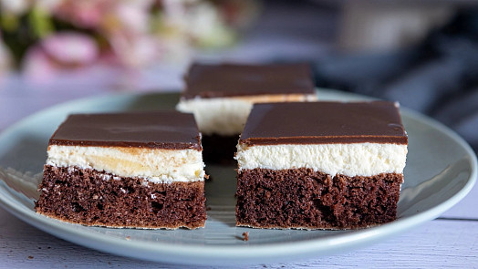 Míša řezy: Připravte si ke kávě lahodný kakaový moučník s krémem podle videoreceptu