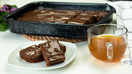 Kakaová buchta s čokoládovou polevou? Jednodušší než kefírovku stěží najdete