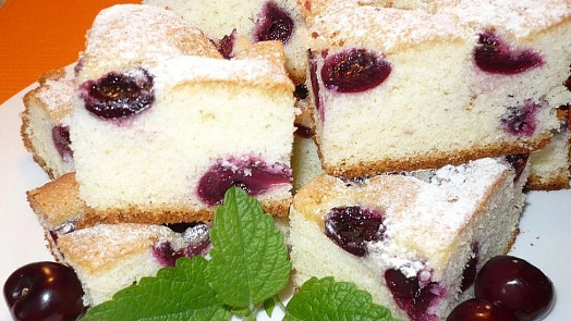 Bublanina s ovocem: Připravte si chutný moučník jako od babičky podle videa