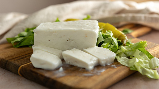 Domácí balkánský sýr je vynikající do salátů. Vyrobte si ho z tvarohu podle videa