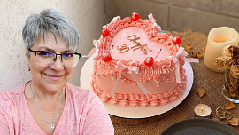 Vintage cakes patří mezi retro moučníky. Jsou plné krémových krajek a girland