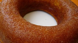 Savarin, šťavnatý věnec plný ovoce: Upečte si ho s námi, oslovíte jím každého