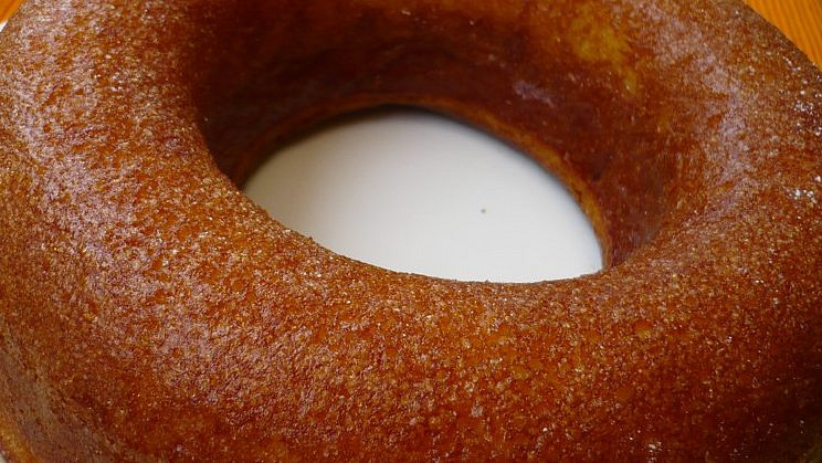 Savarin, šťavnatý věnec plný ovoce: Upečte si ho s námi, oslovíte jím každého