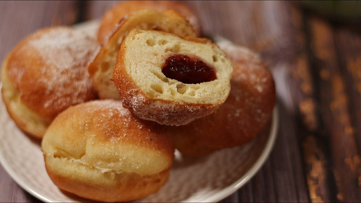 Kdy a jak plnit koblihy marmeládou? Naučíme vás tři způsoby podle videonávodu