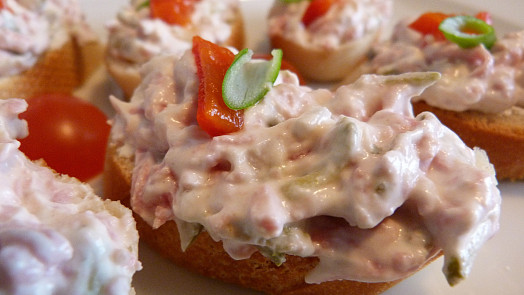 Jak připravit hradeckou pomazánku? Zamilujete si ji pro výraznou tvarohovou chuť