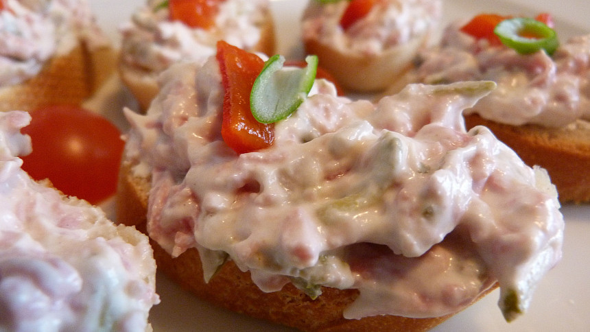 Jak připravit hradeckou pomazánku? Zamilujete si ji pro výraznou tvarohovou chuť