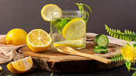 Jak na citronovou šťávu bez odšťavňovače. Pomůžeme si špejlí, nožíkem i vidličkou