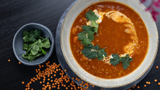 Pikantní polévka z červené čočky: Nenadýmá, krásně zahřeje a uvařená je během chvilky