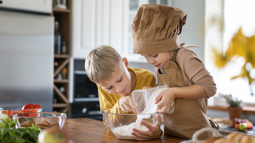 Jak naučit děti vařit? Začněte zlehka, malými krůčky se dopracují k samostatnosti