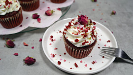 Sametové red velvet dortíky: Připravte luxusní domácí zákusek jako od mistrů