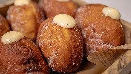 Berlínské koblihy s vanilkovým krémem: Jsou nadýchané jako peříčko a plní se na závěr