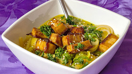 Japonská vydatná polévka ramen má s českou polévkou společný silný vývar