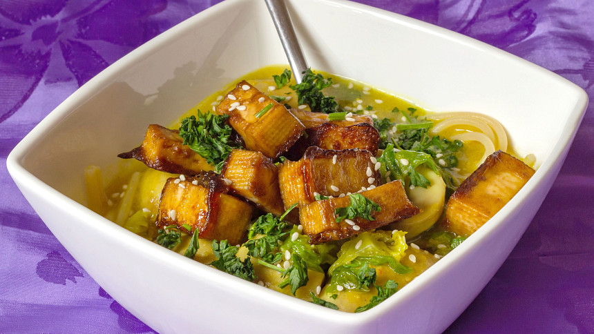 Japonská vydatná polévka ramen má s českou polévkou společný silný vývar