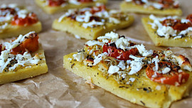 Zapečená polenta: Jednoduché a levné jídlo z plechu, na kterém si pochutnáte