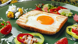 Horkovzdušná fritéza: Připravte si v ní snídani v podobě toustu s vejcem a sýrem